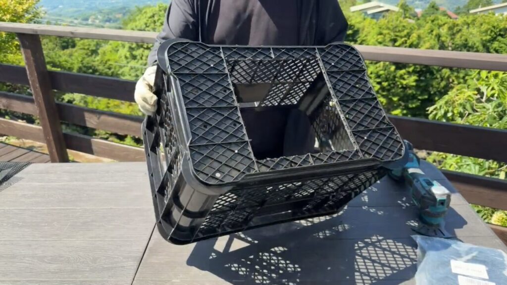 底に穴を開けたプラコンテナ